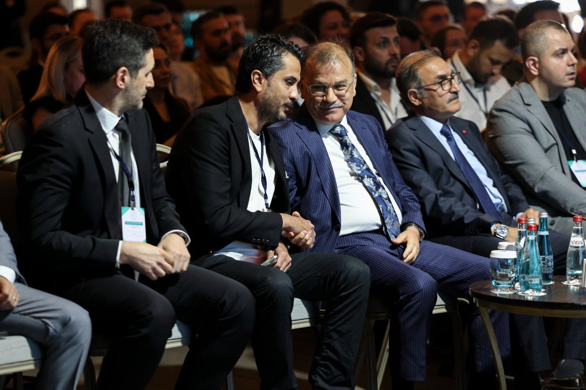 TFD1969's tweet photo. Türkiye Fizyoterapistler Derneği tarafından düzenlenen “Fizyoterapide İnovasyon Buluşması”nda;
Ev sahibi olarak Dernek Başkanımız Zafer Aksungur’un öncülüğünde,
İstanbul Vali Yardımcımız Sayın Hasan Gözen ve
İstanbul İl Sağlık Hizmetleri Müdürü Op. Dr. Zülfü Kılıç’u ağırlamaktan memnuniyet duyduk.

Mesleğimizin geleceği, sağlık sistemindeki yeri ve fizyoterapide yenilikçi yaklaşımların değerlendirildiği bu kıymetli buluşmada, protokol katılımlarıyla bizleri onurlandıran değerli misafirlerimize teşekkür ederiz.

Bilimsel üretimin, mesleki birlikteliğin ve fizyoterapide inovatif yaklaşımın güçlenerek devam etmesini diliyoruz.