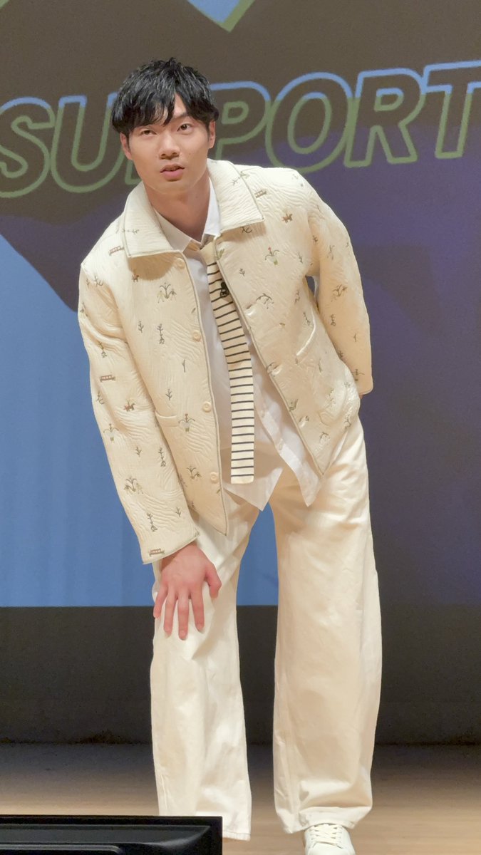 moko_triangle's tweet photo. セクシーポーズの要望が膝を痛めた人になり、最終的にラインズマンになった図

 #大塚達宣 
 #大塚達宣SUPPORTERSMEETING2026 https://t.co/LLyl30JbQz