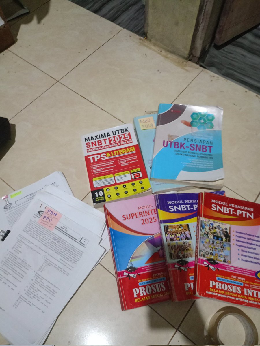 zeanncha's tweet photo. wts buku utbk bimbel inten, neutron dan buku utbk maxima
harga mulai dari 20k-50k
kondisi soal beberapa sudah dikerjakan, ada soal soal latihan juga aku jual borongan
bisa shopee tanpa pajak! https://t.co/KOdYndux2B