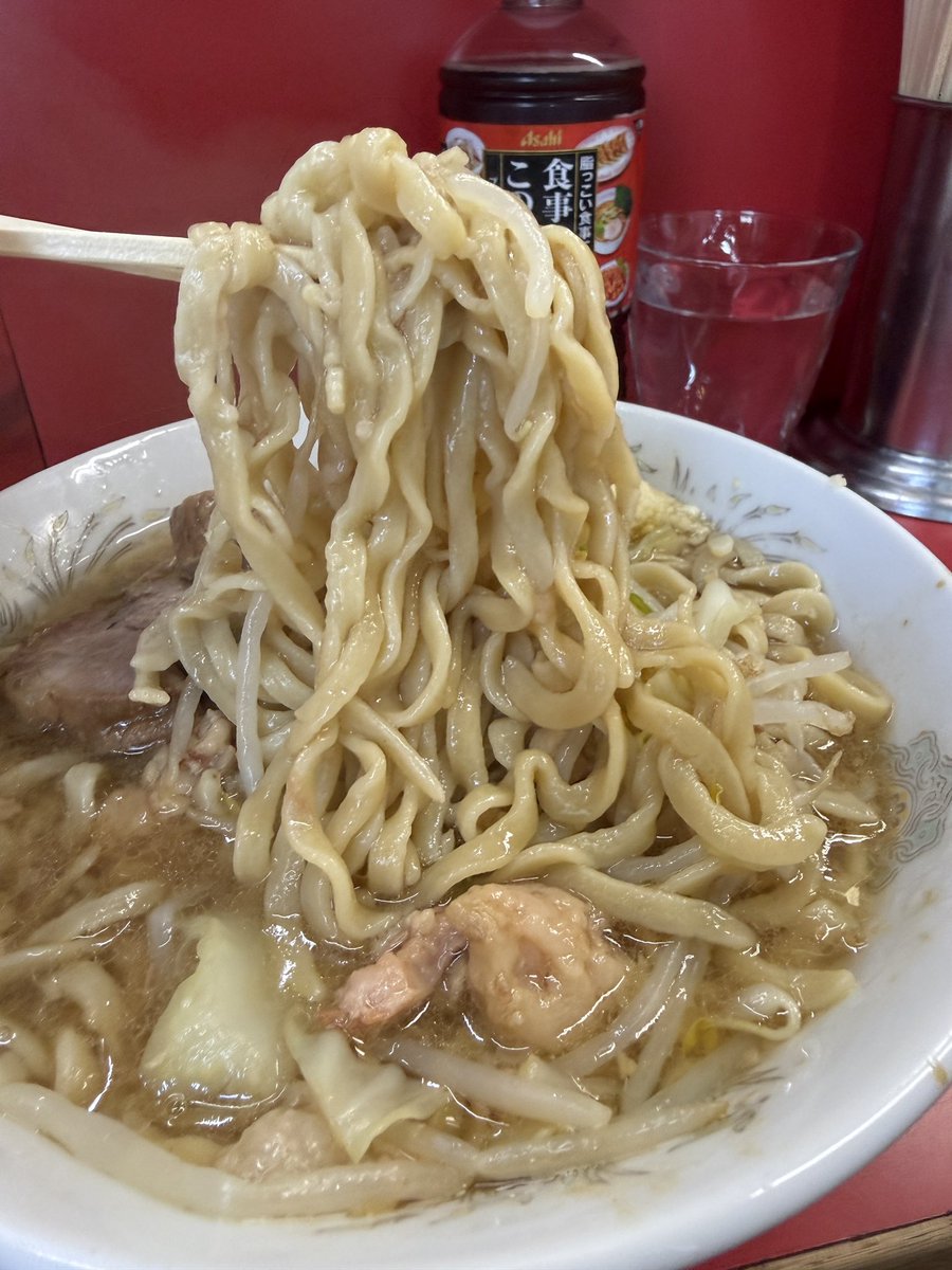 eht20336's tweet photo. 本日のモーニング🍜
ラーメン二郎三田本店@港区三田
ラーメン少なめニンニクアブラ
人生初の二郎という同僚を連れて聖地巡礼😃
流石本店朝から並びが凄い😱
50分程待って入店です
麺が少し柔めだったけど許容範囲内まいう〜🎵
初二郎の同僚もなんとか完食してましたがまた行きたいと言ってます（笑） https://t.co/thQdJDXgDV