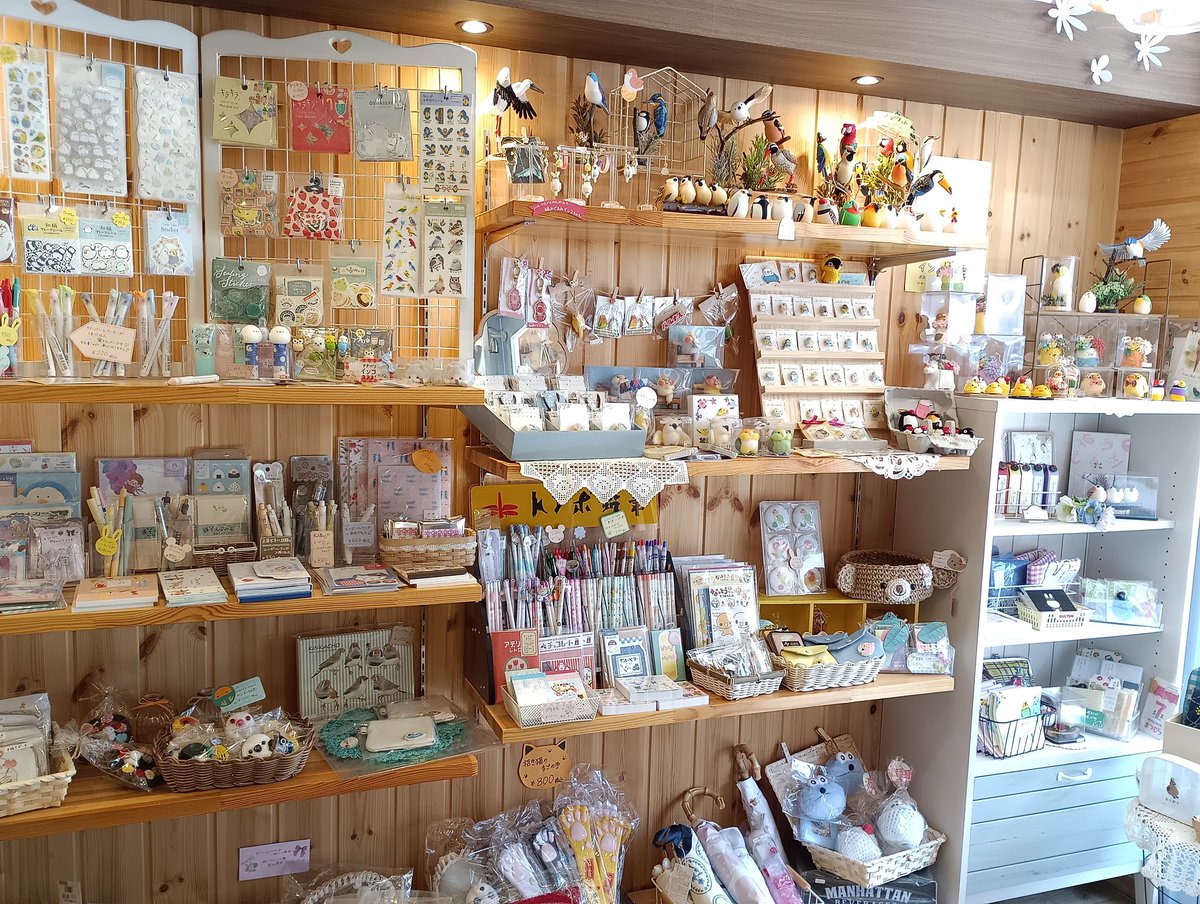 uzuroku's tweet photo. 石切神社の近くに小鳥の雑貨屋さんがあると聞き、#irodori へ行ってきました
可愛いグッズの品揃えが豊富で、1日中でも居座っていたいくらい…鳥好きにはたまらん空間でした https://t.co/D4bX6VYDOV