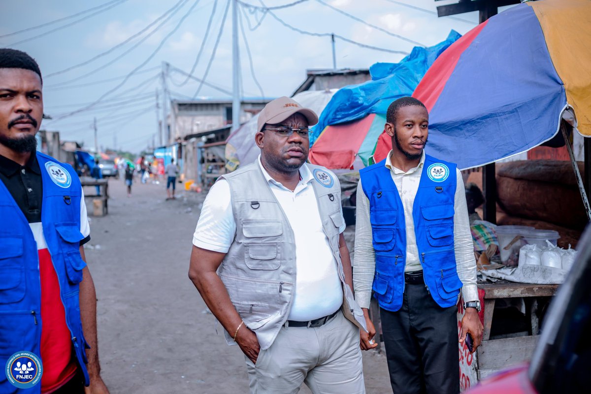 makualaerick2's tweet photo. Business Tour FNJEC 🇨🇩

Avec mon équipe, j’ai visité la boulangerie artisanale de Mme Thérèse à Bumbu, Mbre de la FNJEC. Une initiative locale prometteuse nécessitant modernisation et renforcement des capacités.
La @FNJEC_RDC reste engagée à accompagner nos entrepreneurs https://t.co/k2h8SKXrxi