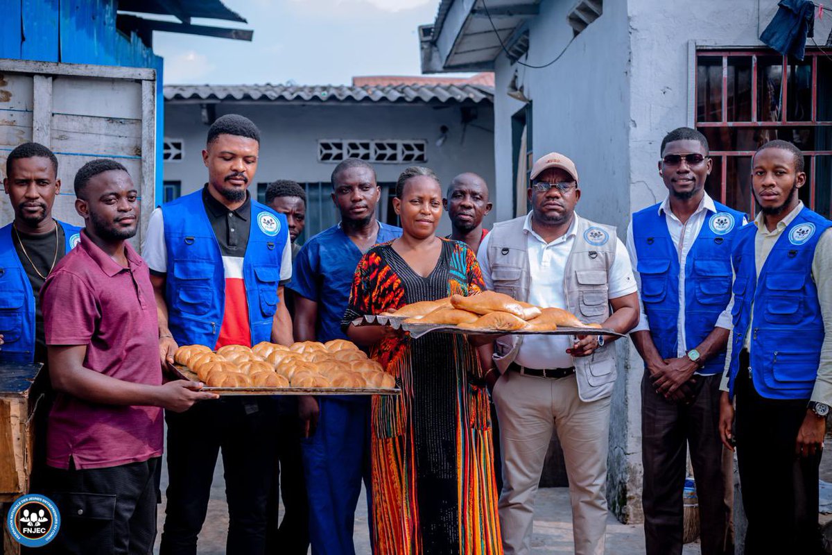 makualaerick2's tweet photo. Business Tour FNJEC 🇨🇩

Avec mon équipe, j’ai visité la boulangerie artisanale de Mme Thérèse à Bumbu, Mbre de la FNJEC. Une initiative locale prometteuse nécessitant modernisation et renforcement des capacités.
La @FNJEC_RDC reste engagée à accompagner nos entrepreneurs https://t.co/k2h8SKXrxi