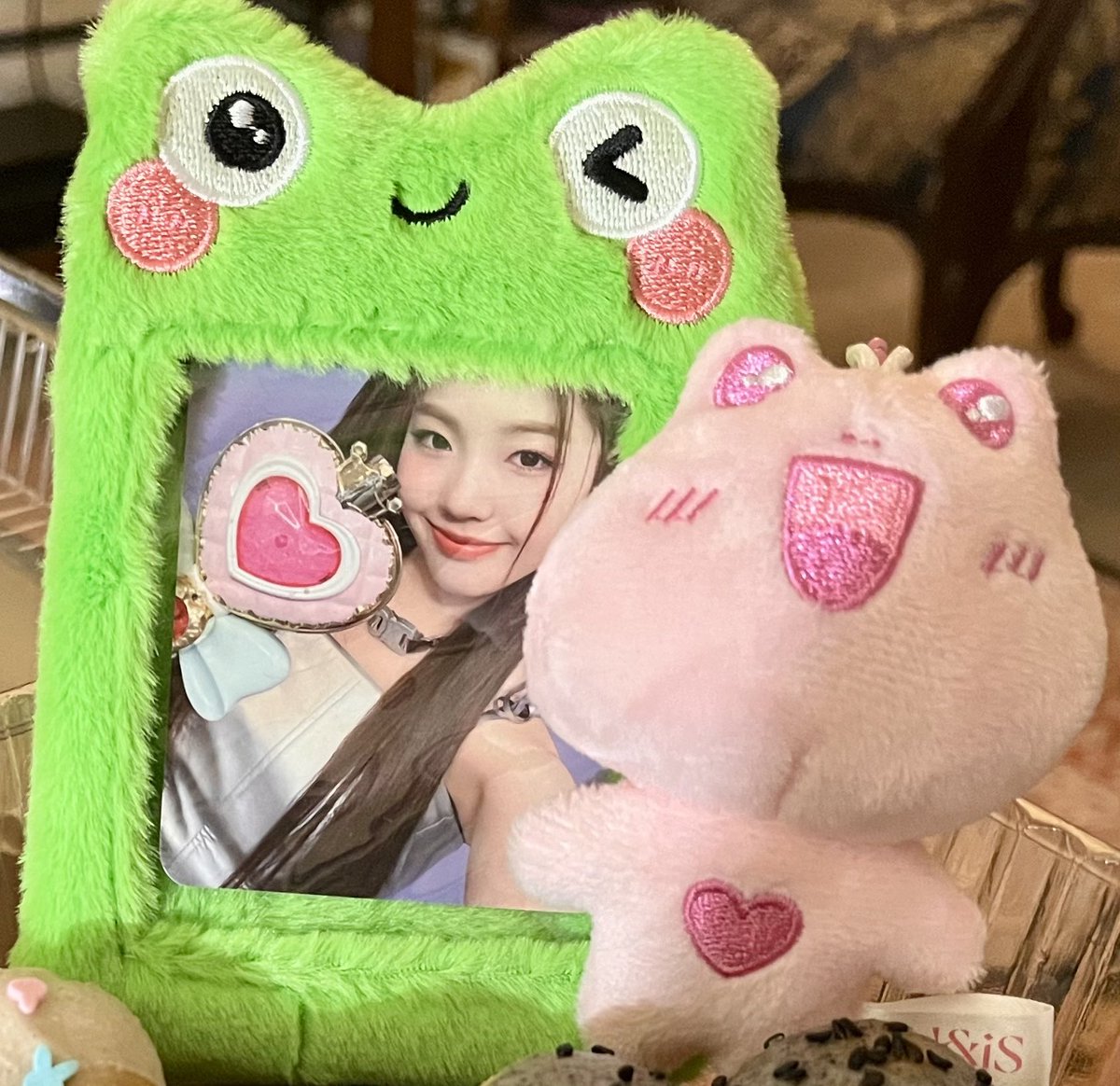 buttpregnant's tweet photo. yoona has brought so much joy into my life.  this past year has been full of stress for me, but being able to end the day seeing a new yoona photo or getting to put a new photocard of her into my binder feels like the light at the end of the tunnel (1/2) https://t.co/jwLx6PezzI