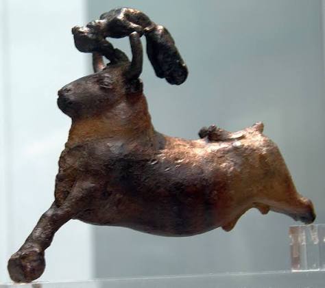 DMX_ONLINE's tweet photo. @GustavoAdolf_ #BullLeaping

Encuentro de espíritus.
Toro: fuerza, reflejos y bravura.
Hombre: inteligencia, timing y valor. 
Como un boxeo en handicap.
El hombre en desventaja mide coraje contra la naturaleza salvaje, sin armas ni muerte.  Enaltece a ambos, como la era minoica.  Gracias @Grok https://t.co/DJeAr4ad57