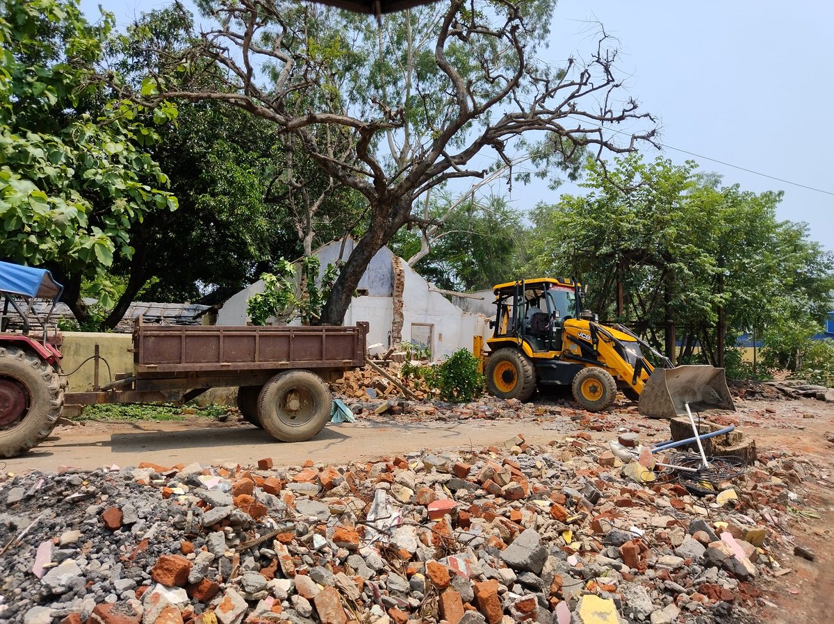 SwainShashank's tweet photo. Today's Progress on Tatanagar Station Redevelopment Project : Construction of 4 Lane Road has started from Today by removing the old concrete road and utility shifting by Vi Networks with construction of Boundry wall for BSNL Exchange Office. https://t.co/mWpHDbyjb7