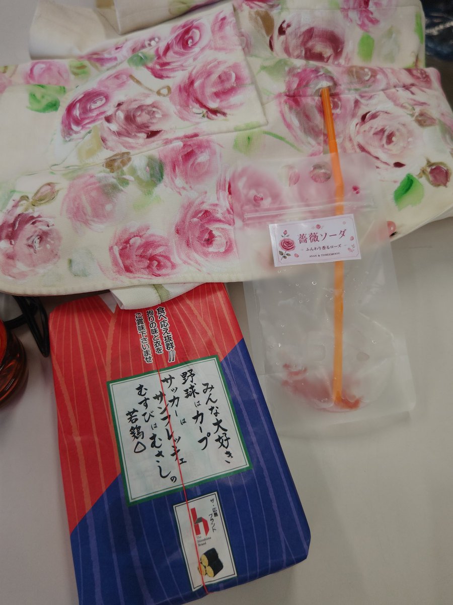 ryujishimamura's tweet photo. 沢山声がけありがとうございます🌹明日も皆様〜お待ちしてます🌹🌹🌹🌹🌹
お天気もいいけど熱中症対策宜しくです🌹福山ばら祭わっしょいわっしょい🙌🌹#福山市 #福山ばら祭 #福の山ばらグッズ応援大使 #福山アンバサダー
#藩飛礼 #薔薇ソーダ #むさし #薔薇ジャケット #ROSEEXPO #緑町公園 #ばら公園 https://t.co/QsASZW3JYq