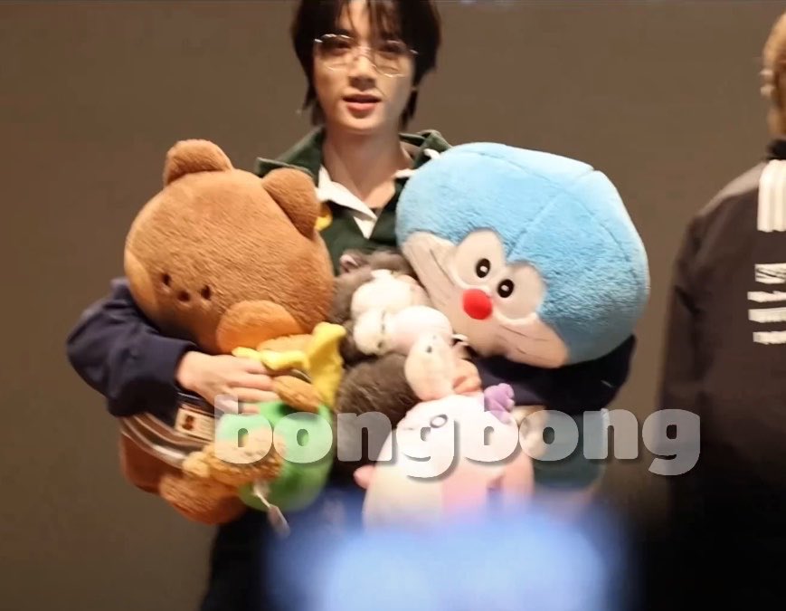beomelina's tweet photo. beomgyu and his never ending plushy bouquets🫳🫳 https://t.co/5qg8phAibA