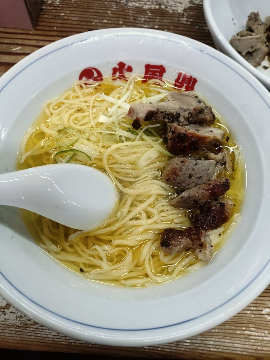tomoyotuba's tweet photo. 手打焔🍜那須塩原
✦プレミアム限定　青山の塩
鶏の旨みコク塩味も丁度いい黄金スープにザラボコ麺相性抜群👌
別皿で頂いたハーブ風味の豚チャーめちゃくちゃ旨い🤩🤩
店主さんのご厚意で今までにない最高な1杯頂けました🍜💕
ご馳走様でした🙏🏿✨ https://t.co/I0v2tbGc2W