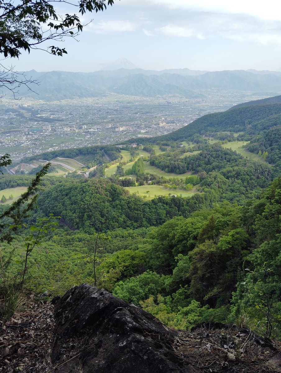 surviveKENT's tweet photo. 今日の登山はマイナールートなので、眺望はずっと無いんだろうなと期待して無かったんですが、最後に登った兜山が最高でした！
登山道も良い岩場具合 https://t.co/1ULuGeOt65