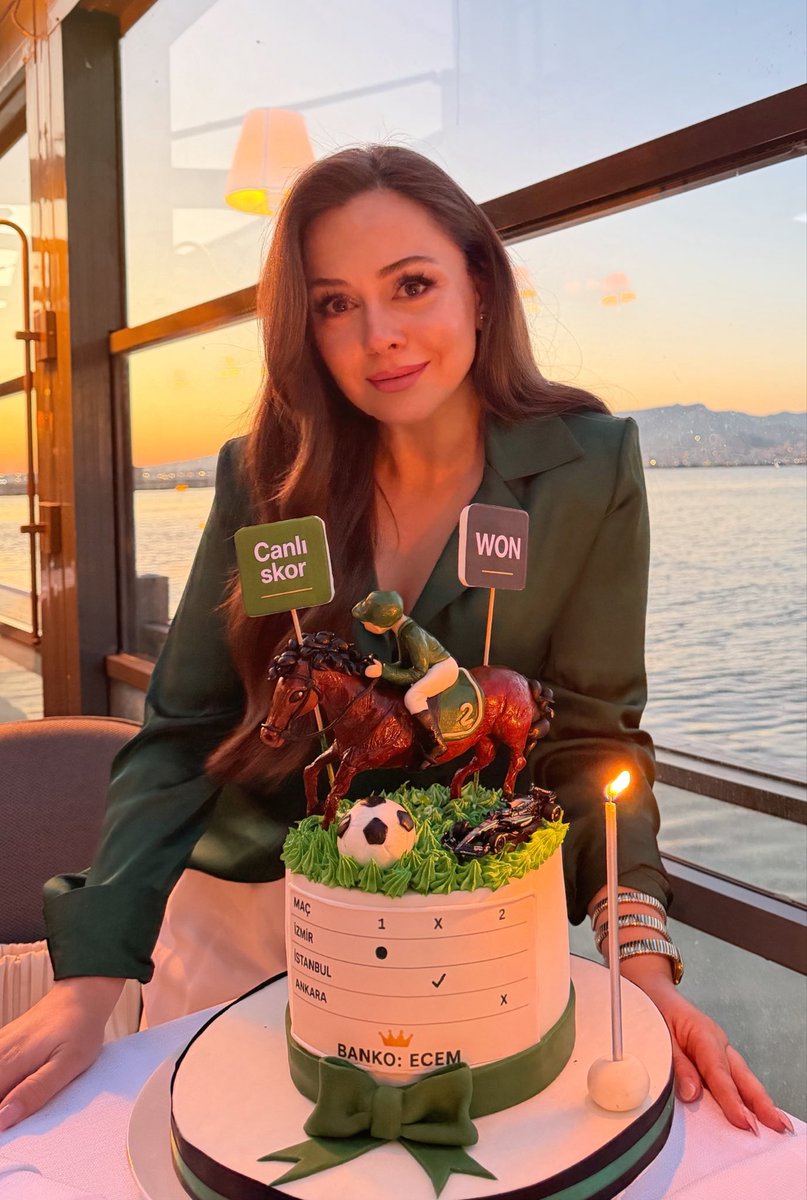 ecemkarakastv's tweet photo. Doğum günümdü ve gereken yapıldı🥰 https://t.co/ejtZXOHJQd