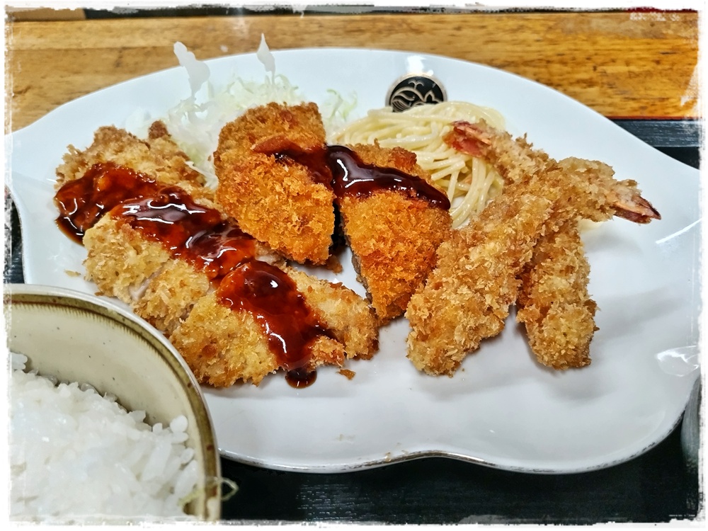 kuma3726's tweet photo. 今日のランチ
#キッチンもとや上六店 さん
Ａ定食^3.5^(チキンカツ・ミンチカツ・エビフライ)
初訪問❣キッチンもとや 上六店 さんＡ定食おば🤗このボリュームで８００円って安いね🤣人気の揚物３種(*^ーﾟ)bうんみゃいﾈｪ～♡なんと日替わりなら６００円だってコスパ良き良いお店ゴチ😋
#食堂 https://t.co/Uerm0C1Wqn