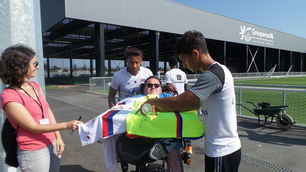 YasNeaks's tweet photo. bonjour @OLFondation est-il possible d'avoir le maillot signé de COCO svp ? merci 😊 https://t.co/LY4aaljIHx