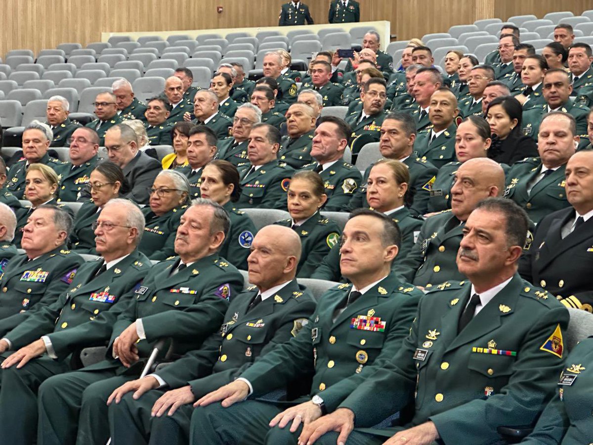 COL_EJERCITO's tweet photo. En una noche de honor, tradición y profundo orgullo institucional, conmemoramos el quincuagésimo aniversario de los Profesionales Oficiales de Reserva, quienes celebran sus bodas de oro al servicio de la patria.

Durante esta significativa ceremonia contamos con la presencia del señor Mayor General Jaime Alonso Galindo, segundo comandante de nuestro Ejército Nacional, quien acompañó este emotivo homenaje a hombres y mujeres que, con vocación, disciplina y entrega, han fortalecido durante décadas la misión constitucional de nuestros soldados y el bienestar del pueblo colombiano.

Hoy exaltamos su legado, ejemplo de unión, lealtad y amor por Colombia, valores que continúan inspirando a las nuevas generaciones.

¡Gracias por 50 años de servicio y compromiso con la nación! 🇨🇴

#NuestroCompromisoEs🇨🇴
#PatriaHonorLealtad