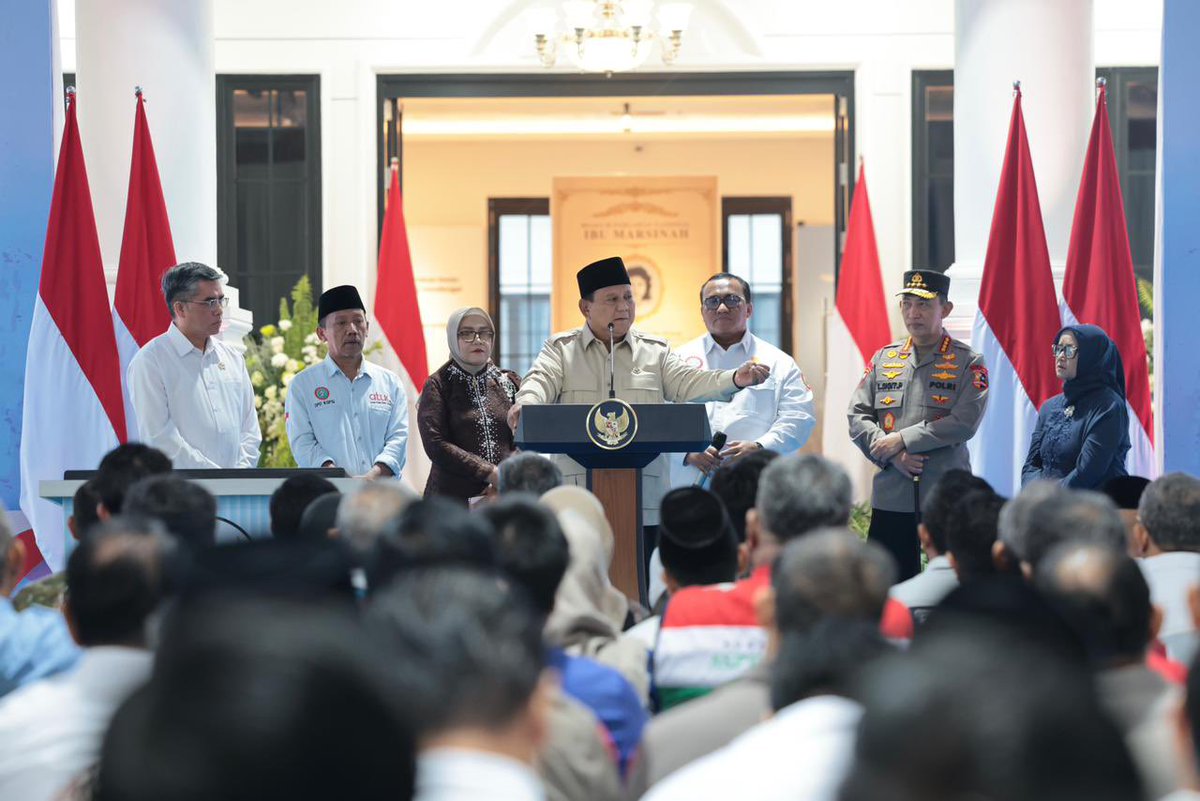 RadioElshinta's tweet photo. Prabowo: Aparat Jangan Jadi Bekingan Narkoba hingga Judi

Nganjuk — Presiden Republik Indonesia Prabowo Subianto menegaskan pentingnya pembenahan internal aparat penegak hukum. Hal ini dilakukan demi mewujudkan keadilan dan kepercayaan masyarakat terhadap negara.

Prabowo meminta seluruh aparat, mulai dari hakim, poilsi, jaksa, hingga tentara berani melakukan koreksi diri dan membersihkan institusi dari praktik penyelewengan. Aparat yang bersih merupakan kunci memberikan pelayanan maksimal untuk rakyat Indonesia, tak terkecuali kaum buruh.

Hal itu disampaikan Prabowo saat meresmikan Museum Pahlawan Nasional Marsinah di Desa Nglundo, Kecamatan Sukomoro, Kabupaten Nganjuk, Jawa Timur, Sabtu (16/5).

“Karena itu mari kita bersama-sama memperbaiki, tetapi seluruh aparat lainnya juga harus memperbaiki diri. Kejaksaan, kepolisian, tentara harus koreksi diri, harus menghilangkan penyelewengan dan korupsi dari tubuh masing-masing,” tegas Prabowo.

Presiden kembali menekankan bahwa aparat negara tidak boleh terlibat ataupun memberikan perlindungan terhadap pelanggaran hukum, terutama praktik perjudian, narkoba, hingga penyelundupan ilegal.

“Saya ulangi, seluruh aparat harus memperbaiki diri, harus membersihkan diri, harus berani koreksi. Jangan justru aparat yang di belakang penyelewengan. Aparat backing penyelewengan. Aparat backing penyeludupan, backing narkoba, backing judi,” ujar Prabowo.

Menurut Presiden, langkah pembenahan aparat telah mulai dirintis oleh pimpinan TNI dan Polri. Karena itu, ia berharap reformasi internal terus diperkuat agar institusi penegak hukum semakin profesional, bersih, dan berpihak kepada kepentingan rakyat.

Prabowo juga mengingatkan agar aparat negara kembali pada jati dirinya sebagai pelayan rakyat yang dicintai masyarakat.
“Saya mengimbau atas nama rakyat, jadilah tentara rakyat, jadilah polisi yang dicintai rakyat,” katanya.

Kompleks Museum Pahlawan Nasional Marsinah di Desa Nglundo, Kecamatan Sukomoro, Kabupaten Nganjuk, berdiri di atas lahan seluas 938,6 meter persegi. Museum ini terdiri atas dua bangunan utama, yakni gedung museum dan rumah singgah. 

Di museum ini, sejumlah koleksi pribadi Marsinah terpajang mulai dari sepeda onthel yang digunakannya semasa sekolah, seragam kerja pabrik, tas, dompet, ijazah, hingga piagam penghargaan dari berbagai organisasi buruh. Barang-barang itu menuturkan perjalanan hidup Marsinah, dari masa kecilnya di Nganjuk hingga perjuangannya sebagai buruh pabrik di Sidoarjo.

#PrabowoSubianto #BersihkanAparat #BerantasNarkoba #PerangiJudiOnline #ReformasiPenegakHukum #PolisiUntukRakyat #TentaraRakyat #LawanKorupsi #IndonesiaBersih #Marsinah #PemerintahanPrabowo @prabowo