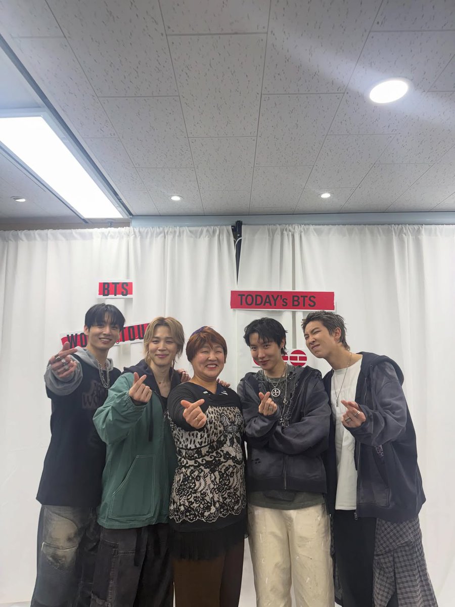 PJM_data's tweet photo. Comedian Lee Soo-ji from Hot Issue Ji Show shared photos with Jimin and other BTS members from the concert!

👩🏻"A historic day attending a BTS concert in person.Cheering you on!"

🔗https://t.co/5E43KVoMIg

#JIMIN #지민 @BTS_twt #ジミン https://t.co/KbImZoMutN