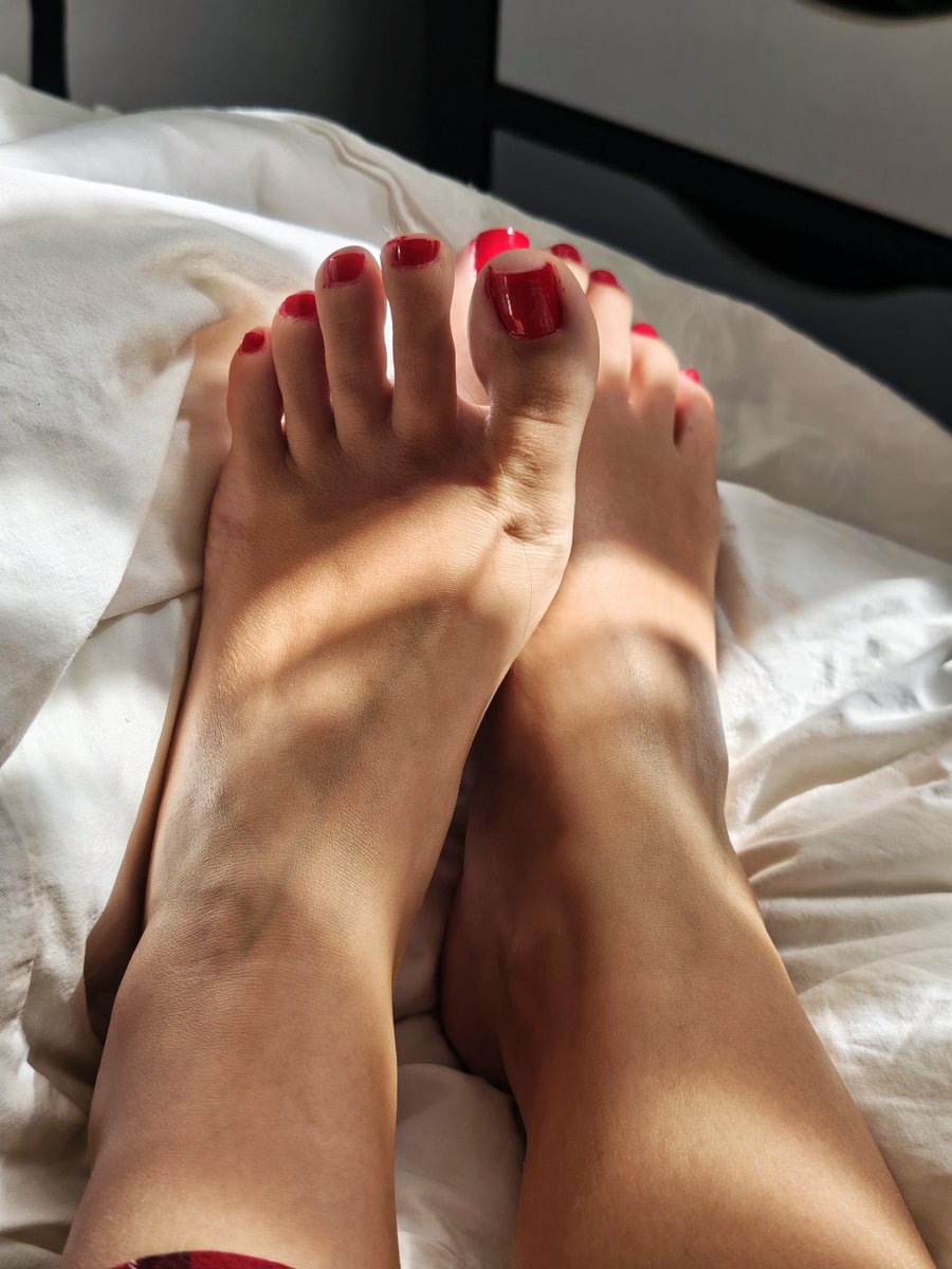 Zenith_Wave_'s tweet photo. Qui de bon matin voudrait s’occuper des divins pieds de @MiaSilkfeet ?

#frenchfeet #feetaddict #feetlovers 
#prettyfeet #toes #soles #frenchsoles #soleslovers #feetworship #feetpics #footfetish #feetfetish

@rtfindom @frenchfetishwo1  @footparadiseRT https://t.co/qRipoheUma