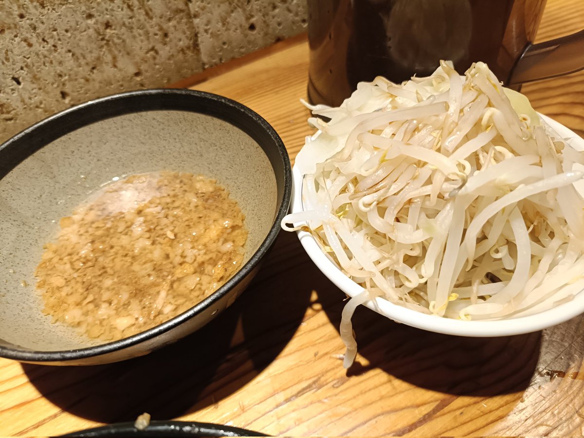 3105Sim2's tweet photo. □Wez Noodles（中華蕎麦うゑず）
○ラーメン(小・野菜アブラ)1,000円＋野菜（別皿）100円＋アブラ（別皿）100円＋生卵80円⇨1,280円

いやー、うまい！
最近はダイエットの為、麺を少なめで野菜マシにしていますが、スープが濃いので野菜との相性抜群で、満足度が高い！

今日もごちそうさまでした🙏 https://t.co/5Ce6rkMWnF