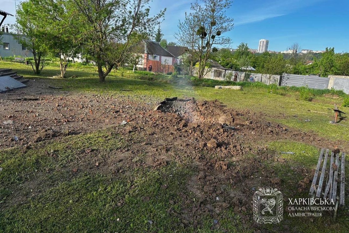StudMedia's tweet photo. Уранці 16 травня росіяни атакували Харків дронами-камікадзе.

У Шевченківському р-ні ворожий БПЛА влучив у дорогу: постраждала одна людина, пошкоджено інфраструктуру гром. транспорту та скління навколишніх будівель. У Київському та Основ'янському р-нах впали уламки збитих дронів. https://t.co/pwMK8SSqGL