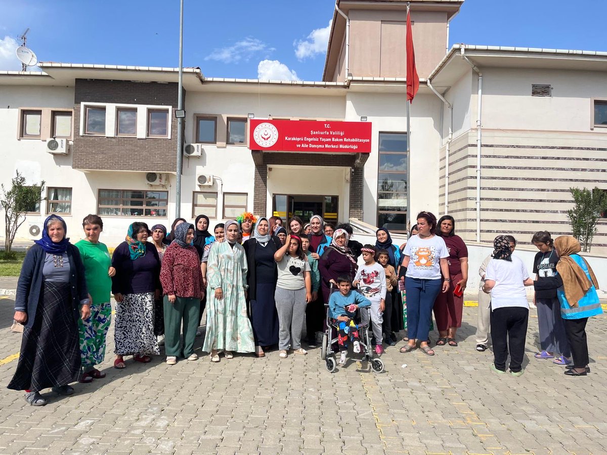 Sanliurfa_KYGM's tweet photo. Şanlıurfa yurdu gönüllü öğrenciler #EngellilerHaftası kapsamında Engelsiz Yaşam Merkezi’ni ziyaret ederek özel bireylerle bir araya geldi. 
Sevgi, empati ve farkındalık dolu bu anlamlı buluşmada emeği geçen herkese teşekkür ederiz.🇹🇷👏
@OA_BAK @gencliksporbak 

#GSBYurtları https://t.co/aFgV5Mntpw
