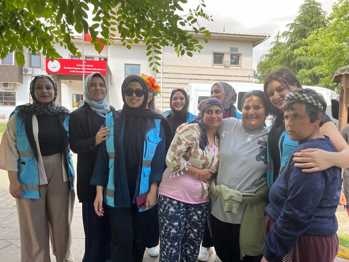 Sanliurfa_KYGM's tweet photo. Şanlıurfa yurdu gönüllü öğrenciler #EngellilerHaftası kapsamında Engelsiz Yaşam Merkezi’ni ziyaret ederek özel bireylerle bir araya geldi. 
Sevgi, empati ve farkındalık dolu bu anlamlı buluşmada emeği geçen herkese teşekkür ederiz.🇹🇷👏
@OA_BAK @gencliksporbak 

#GSBYurtları https://t.co/aFgV5Mntpw