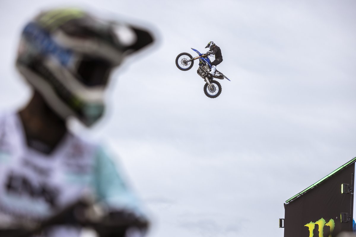 MonsterEnergyES's tweet photo. ¡Esperamos que hayas descansado, porque el día de hoy promete y mucho! 🔥
Rig Riot, nuestras Monster Girls, FMX, DJs y un ambientazo te esperan en el Monster Stage 🎶🏍️
Atento a los shows de las 11:30 h, 14:30 h y a partir de las 16:45 h. ⚡ https://t.co/ScDAJMTtvO