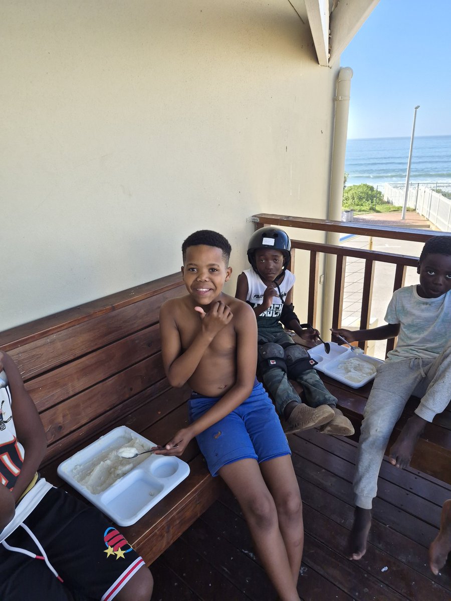 the_surfer_kids's tweet photo. Hot porridge for breakfast before the groms hit the surf. 🌊🏄‍♂️

It’s going to be a long day of surfing and skating for our kids today, and we’re so grateful they can start it with a warm, nutritious meal.

A huge thank you to @thelunchboxfund for their continued support in helping us ensure our kids stay well fed throughout the year. Your generosity makes a real difference in their lives. 💙

#Surfing #Skating #Groms #CommunitySupport #TheLunchboxFund #YouthDevelopment #SurfLife #GivingBack