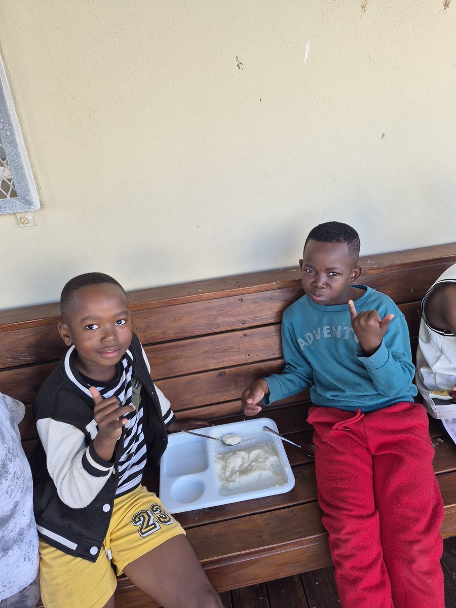 the_surfer_kids's tweet photo. Hot porridge for breakfast before the groms hit the surf. 🌊🏄‍♂️

It’s going to be a long day of surfing and skating for our kids today, and we’re so grateful they can start it with a warm, nutritious meal.

A huge thank you to @thelunchboxfund for their continued support in helping us ensure our kids stay well fed throughout the year. Your generosity makes a real difference in their lives. 💙

#Surfing #Skating #Groms #CommunitySupport #TheLunchboxFund #YouthDevelopment #SurfLife #GivingBack