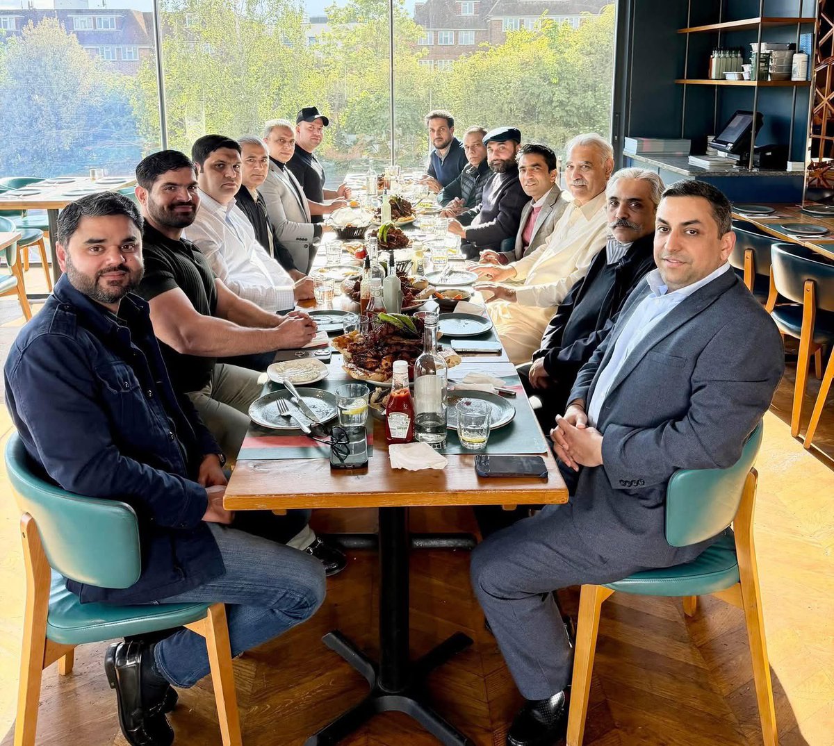 PMLNOFFICIALUK's tweet photo. صدر مسلم لیگ نPMLNUKاحسن ڈار کی طرف سےظہرانے کا اہتمام جس میں چیئرمین ڈاکٹر اشرف چوہان،کوارڈینٹر زبیر گل،ہیڈ آف لیگل چوہدری انصر محمود،سیکریٹری جنرل راشد ہاشمی،چیئرمین یوتھ خرم بٹ، صدر لندن ماجد وردگ، سیکرٹری جنرل لندن عمران سعید اور مانچسٹر سےفرحان میر اور خواجہ نوید نے شرکت کی https://t.co/AIcyD6cvFd