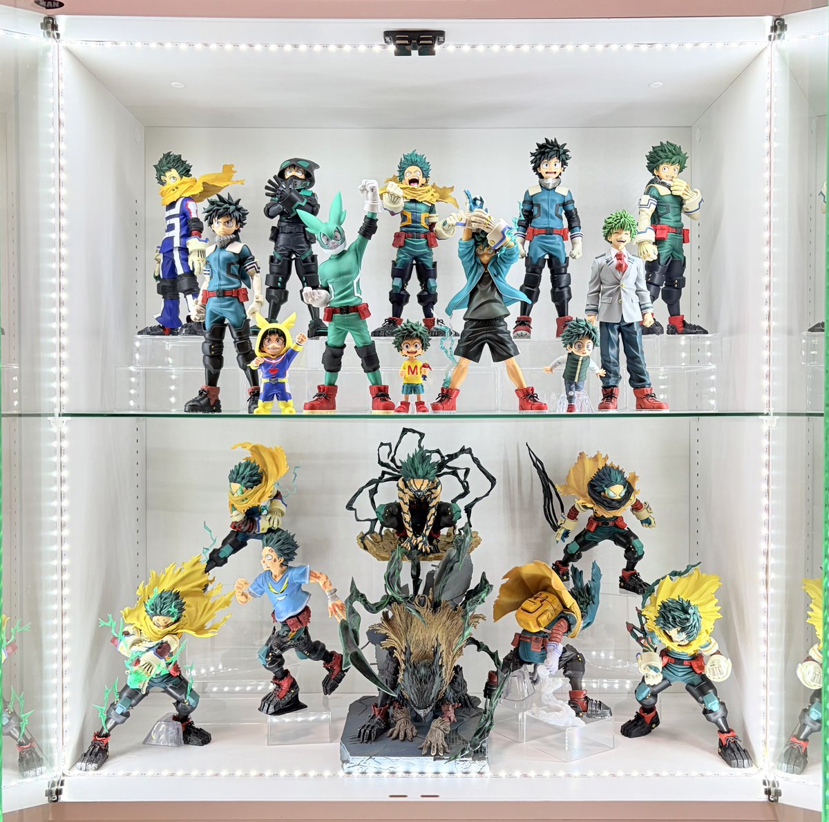 izumiheroaca's tweet photo. DEKU‘S HISTORY
アップデート↑↑

配置を大幅に変えました😌
改めてこんなに衣装(コス)、形態があるの凄くない！！？(多分毎回言ってる)

#僕のヒーローアカデミア #ヒロアカ
 #一番くじ #フィギュア https://t.co/w7lhfX9qyt
