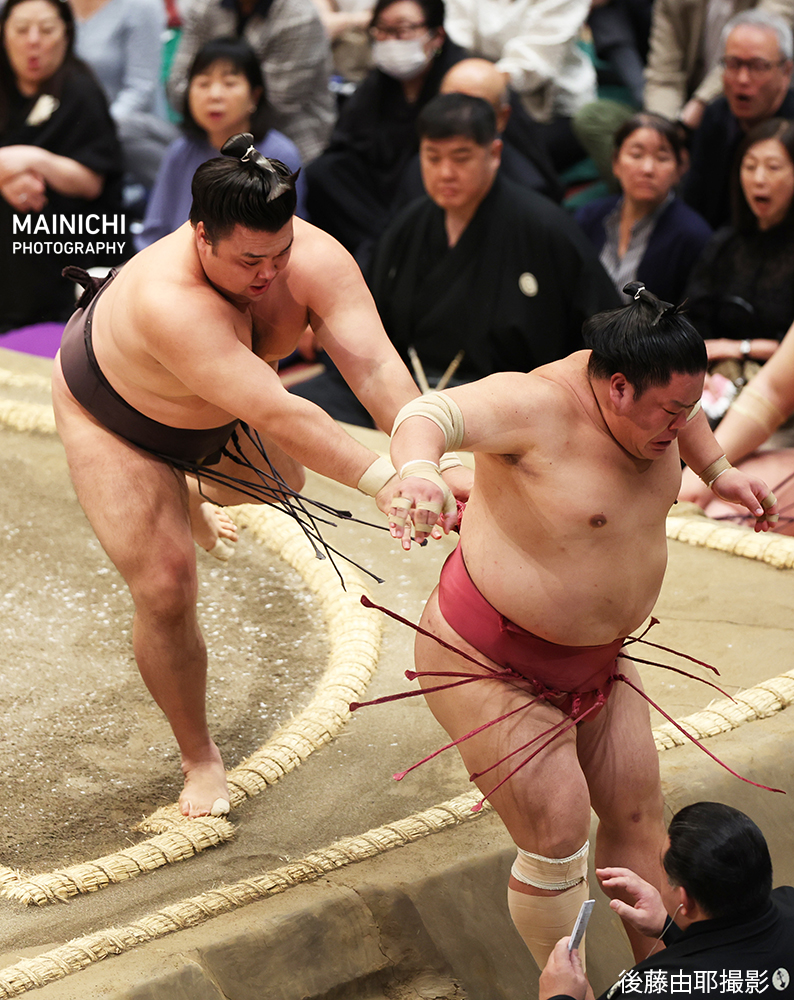 バレーボールのトスの様な形で 大栄翔を押し出す霧島