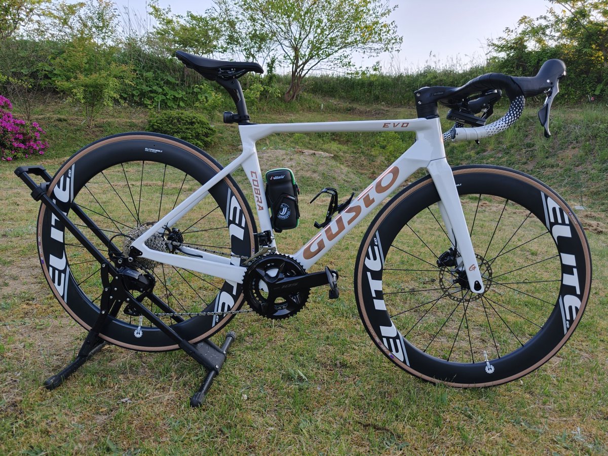 FD2R_JG3's tweet photo. タイヤもチューブもパナレーサーで。

2500km程走っていたので、無傷だったフロントも一緒に交換。 https://t.co/9PYrTHRodw
