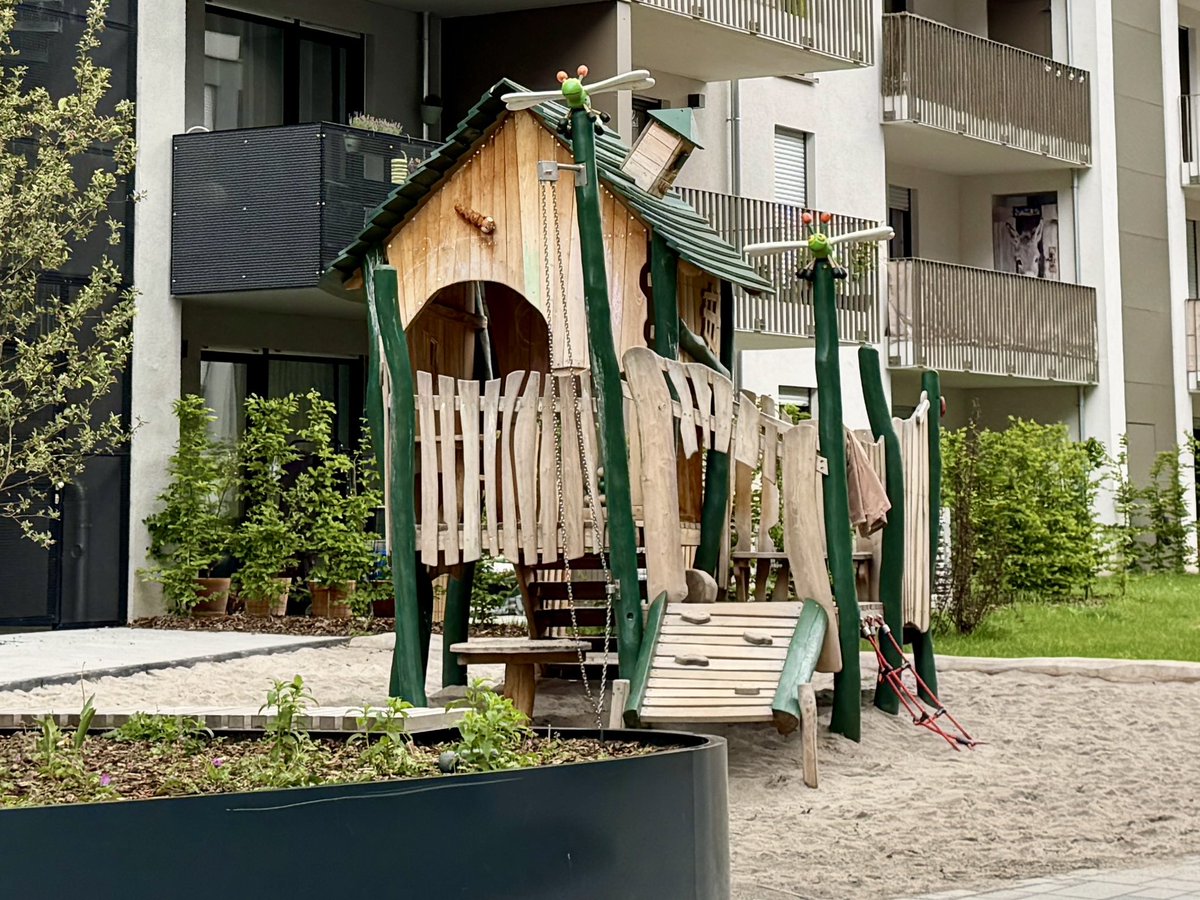 DGlanzGermany's tweet photo. ドイツの最近のマンション物件では、住民専用のプライベート公園がますます充実してきています。

すべり台とブランコで育った日本のベビーブーマージュニアにとっては楽園に見えます🙂 https://t.co/Qu6i9JEpAP