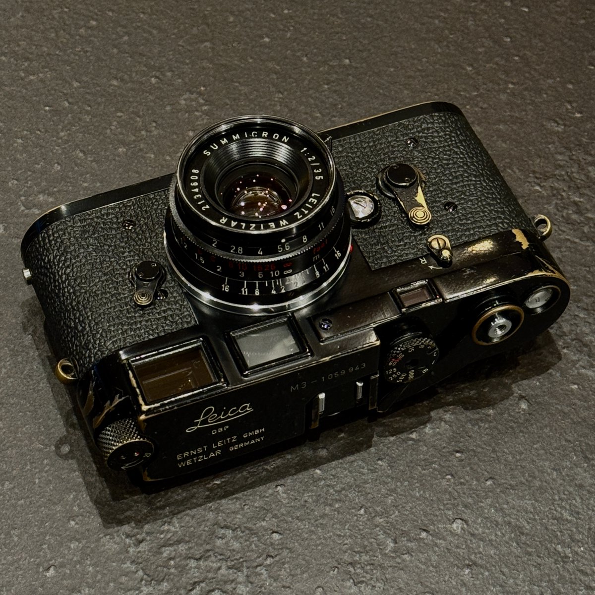 flashback_staff's tweet photo. 35mm枠の無いライカM3に、M2用8枚玉を付ける事は少ないのですが、雰囲気が合いそうなのでたまらず装着してみました。実に格好良いです。
あとは黒SBLOO、黒WEISUがあれば...

沢山のお祝いメッセージ、ご購入、お問い合わせ、誠にありがとうございました❗
皆さま、良い週末をお過ごしください✨️
https://t.co/QL1FvPOHIO