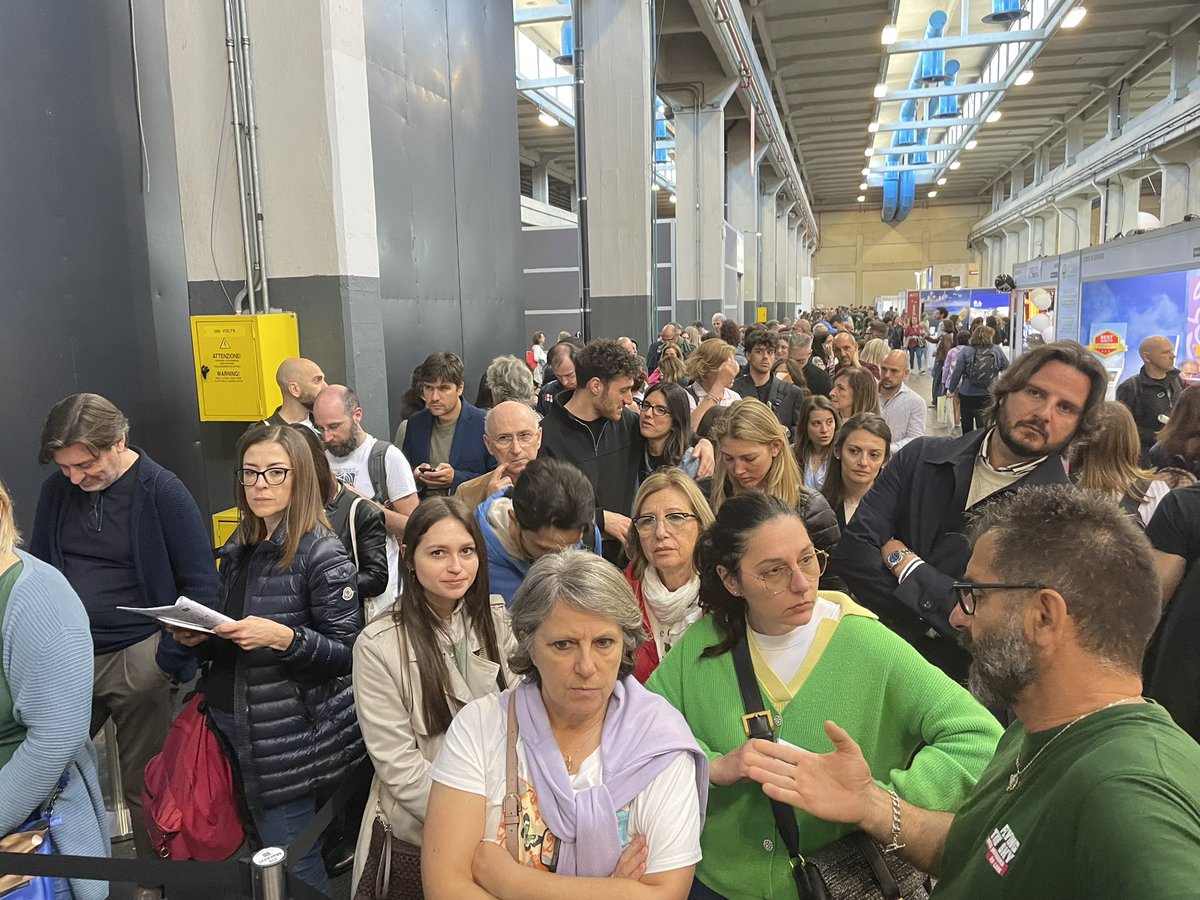 vitadasingle's tweet photo. Fila lunghissima in attesa di Brunello Cucinelli #SalTo26 https://t.co/xFc0qK51Y4