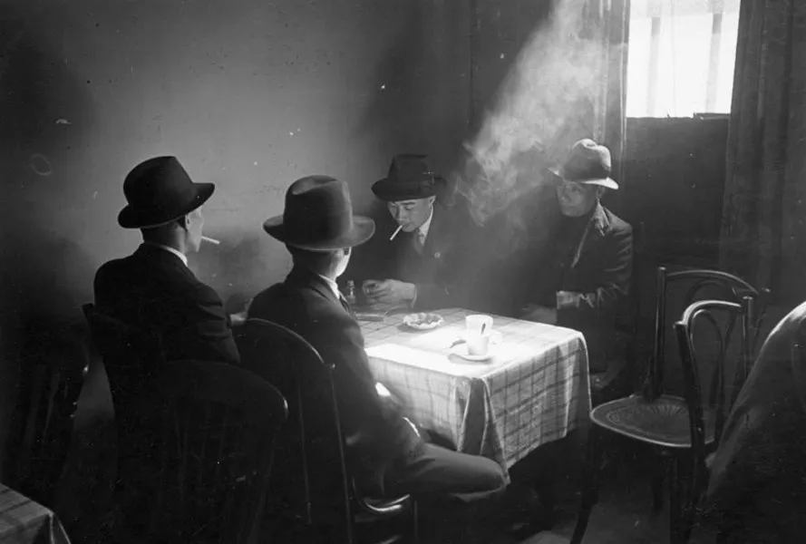 Retra_tos's tweet photo. #photography #BertHardy. Negocios #Liverpool Hostel. 1942 #retratos #minimalista #photooftheday #tabaco https://t.co/jlzvzsF5Hb
