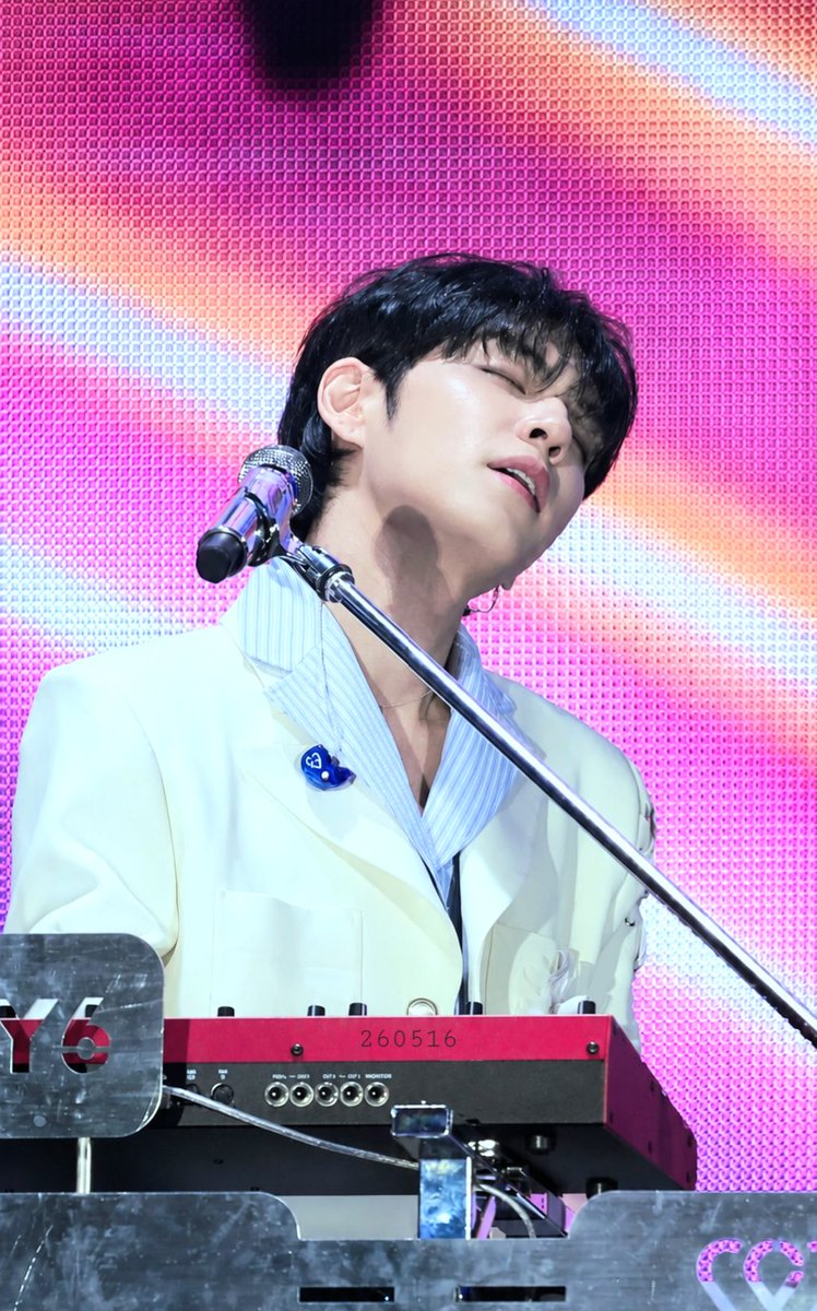 prawn_pil's tweet photo. 260516 #DAY6 THE DECADE 전국투어 부산 첫콘 #원필 

🫠😍

#DAY6 #WONPIL https://t.co/bkgPGFBXmC