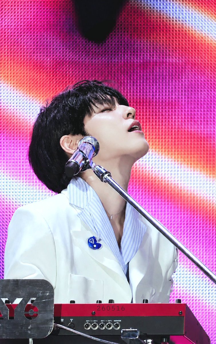 prawn_pil's tweet photo. 260516 #DAY6 THE DECADE 전국투어 부산 첫콘 #원필 

🫠😍

#DAY6 #WONPIL https://t.co/bkgPGFBXmC
