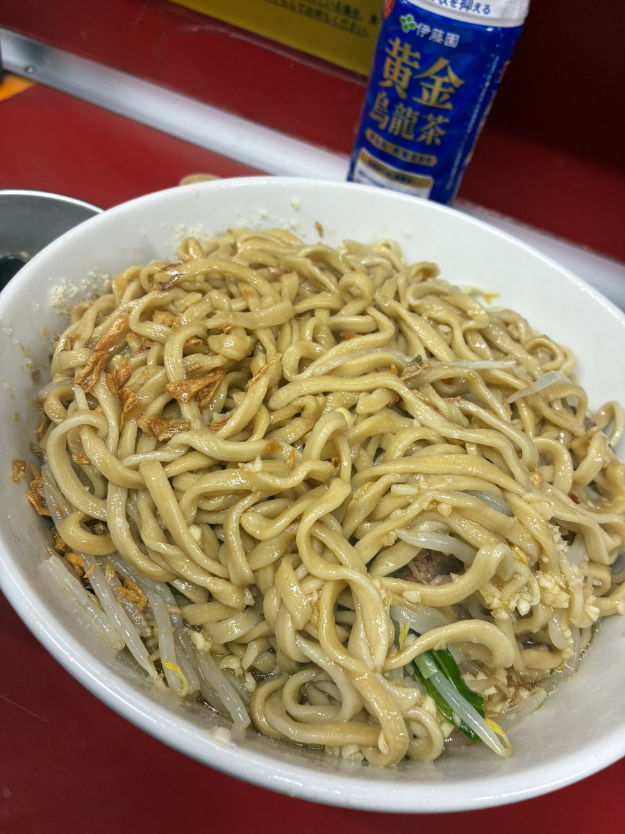KamoshiJ26's tweet photo. ラーメン二郎湘南藤沢

つけ麺提供前に、大ラーメン、汁なし、粉チーズ、大蒜、野菜少な目、アブラ(別皿生たまご)

生たまごにチーズを移しBPを入れてカルボ風に、そこにしょっぱウマな麺を潜らせいただくと2度美味しい

本日も美味しい一杯ご馳走様でした😋😋😋 https://t.co/UZ3AEfYsjU