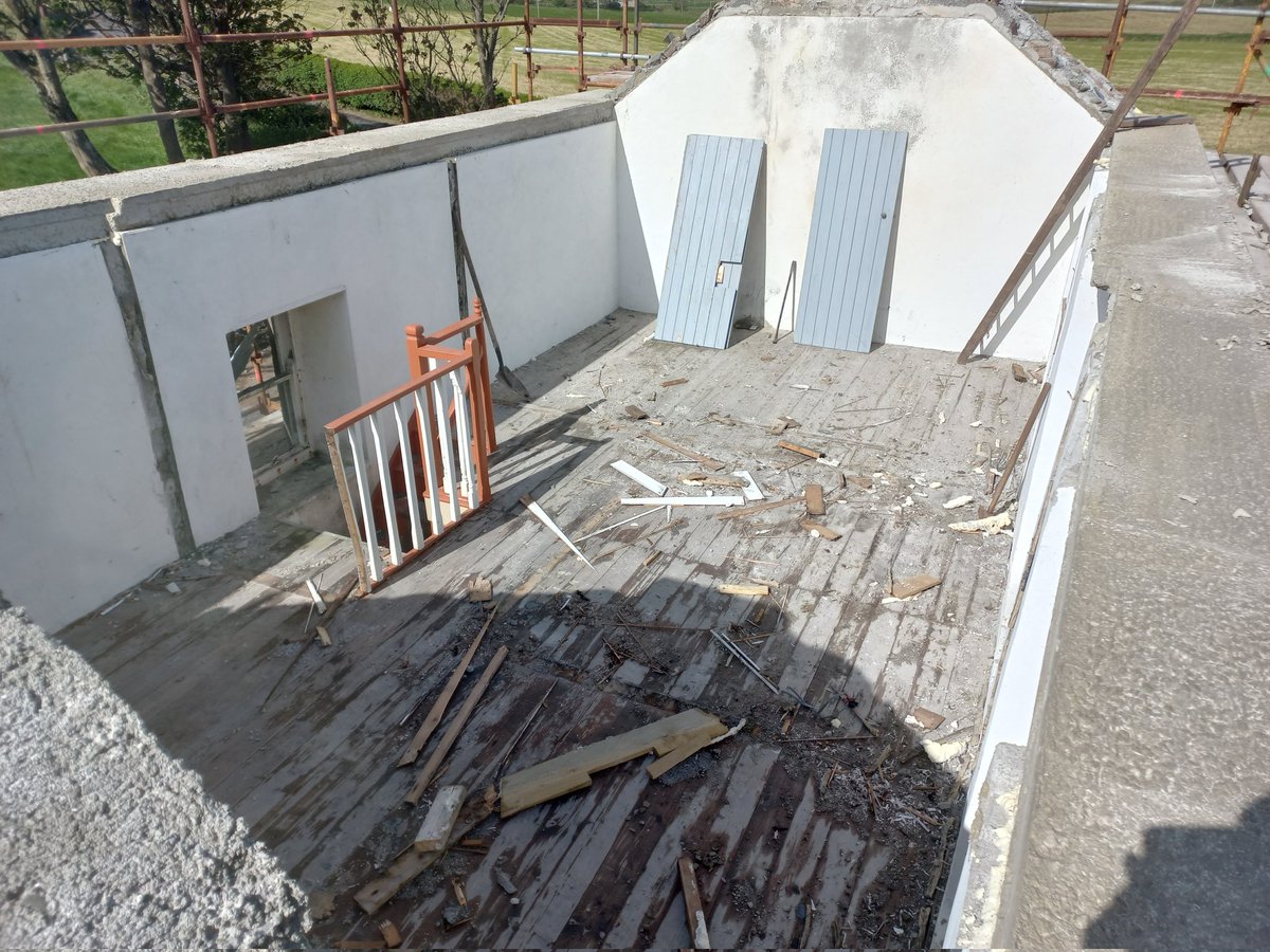 2_darragh's tweet photo. Hmm, I'd like to keep a partition wall here...
Woodworm: I think not.
I'd definitely like to keep this other wall, it perfect where it is.
Woodworm: screw you MFer.

So here we are with an open plan upstairs https://t.co/HpqxdQ3qE9