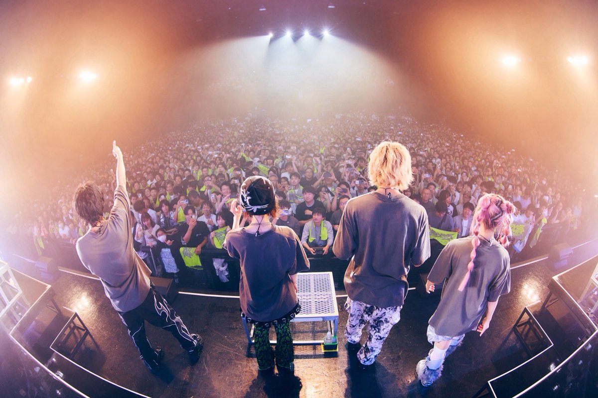iii0303_8's tweet photo. Aooo Live Tour "RING RING"
大阪・Zepp Namba

4日目は地元大阪！
大阪でこんなでっかい場所で音楽出来ることを噛み締めながら、最後まで走りきります。
またくる大阪愛してる

次は2026.5.21 
福岡・Zepp Fukuoka

Photo by 日吉”JP”純平 https://t.co/zmiDTvKDyw