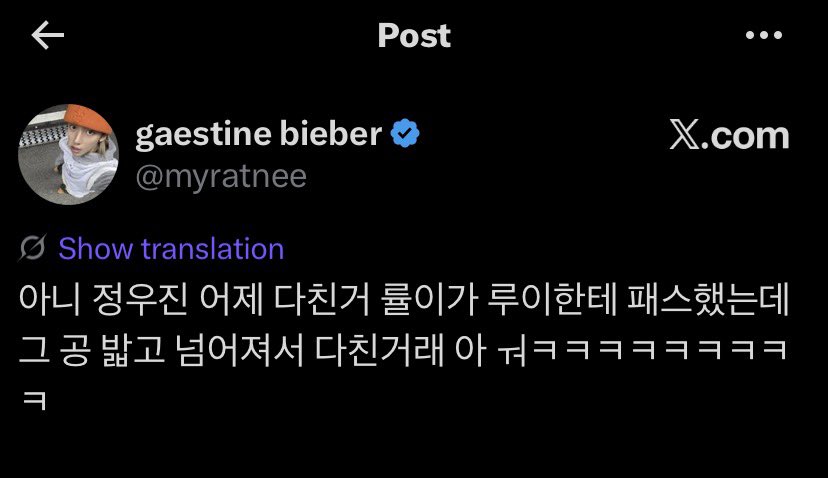 kolorwoojin's tweet photo. jdi kasusnya tuh gini, katanya itu woojin bisa babak belur begitu tuh efek dia kepleset bolaaa yang di oper ryul ke lui trus keinjek sama diaaa jdinya GUBRAK!!!! menghasilkan luka kehormatannya ituh😌

emang suka aneh aneh aja bola segala diinjek, bola tuh di tendang cil ditendang😭😭
