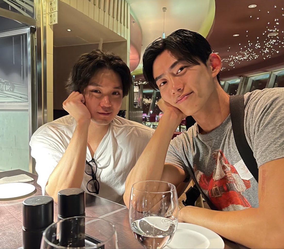 PoohChaiKonNun's tweet photo. ริว-โยฮัน #SoulMate ไม่ต้องรู้ว่าเราคบกันแบบไหน
ฮายาโตะ อิโซมุระ อัพภาพคู่กับแทคยอน ที่ถ่ายไว้ระหว่างถ่ายทำซีรีส์

เชื่อว่าคนบนโลกก็คงมีคนเป็นแบบคู่ริว-โยฮัน อีกเยอะ ที่อยู่ด้วยกันแบบกัลยาณมิตรจนแก่เฒ่า อยู่ด้วยกันแบบช่วยเหลือดูแลกันไปจนวาระสุดท้าย ถามว่ามันใกล้เคียงกับคนรักไหม 
คำตอบคือใช่ 
แต่ความรักมันมีหลายเฉด มันจะเป็นทั้งรักบริสุทธิ์หรือรักแบบชู้สาวก็ได้ และสำหรับคู่ริวกับโยฮันสุดท้ายแล้ว รักก็คือรัก Love is Love 
มันมีคำตอบของตัวเอง แต่นิยามมีแค่พวกเขาที่เข้าใจ
แต่ที่แน่ๆ รักของพวกเขาไม่ใช่แค่หน้าที่ มันคือความตั้งใจและยินดีที่จะดูแลกันและกันไปจนนาทีสุดท้าย