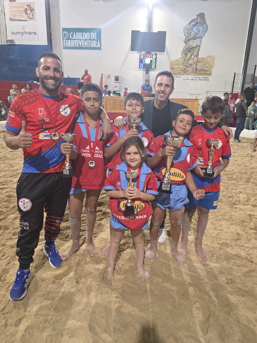AlejandroJorgeM's tweet photo. Ayer disfruté muchísimo en el torneo de Lucha Canaria de base en Puerto del Rosario 🤼‍♂️💪

¡Enhorabuena a los monitores y a todos los niños y niñas participantes, especialmente a los de Pájara! 👏💙

Qué bonito ver cómo nuestras tradiciones siguen vivas gracias a ellos. https://t.co/0D10qNXCR8