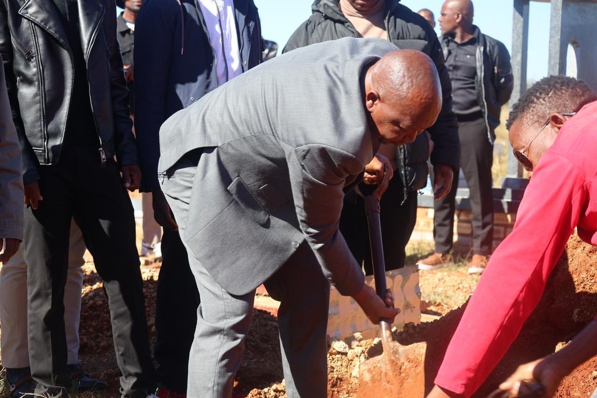 effnorthercape's tweet photo. ♦️In Pictures ♦️

The Central Command Team member Commissar @NkagiLeeuw and The Provincial Chairperson Commissar Shadrack Tlhaole arriving at the Graveyard to take Mme Elinah to her final resting place in Pampierstad, Phokwane Subregion.

#RegisterToVoteEff https://t.co/peex0w9WpL