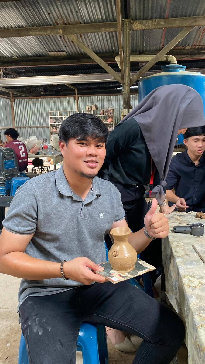 MSUCSabah's tweet photo. Program Clay to Creation : Pottery Making at Starlight Enterprise Tuaran.

#go2MSU #beMSUrians #MSU #msucollegesabah #MSUMalaysia #𝖲𝖺𝖻𝖺𝗁𝖬𝖺𝗃𝗎𝖩𝖺𝗒𝖺 https://t.co/UV6XbWIwmH