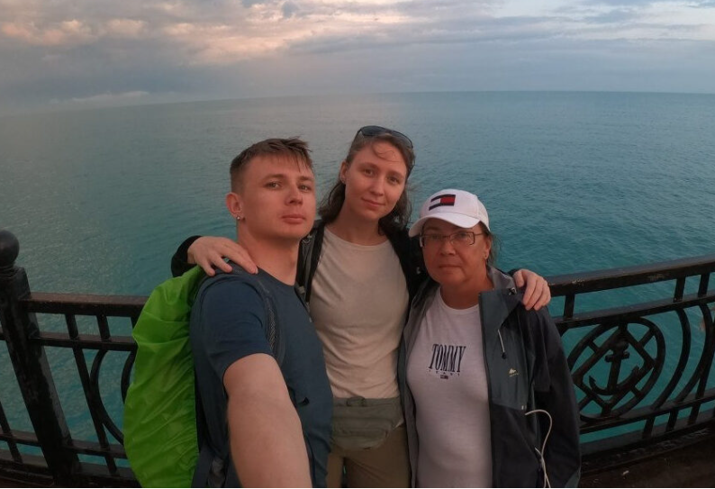 Activatica's tweet photo. Врача посадили на пять лет за комментарий

Суд приговорил врача анестезиолога-реаниматолога Светлану Бурим из Иркутска к 5 годам колонии за комментарий. Об этом написало издание «Люди Байкала». Вчера, 15 мая, её должны были отправить в женскую колонию посёлка Бозой Иркутской области.

29 апреля 2025 года Светлана Бурим написала комментарий на YouTube-канале «ТСН Тиждень» под интервью бойца из «Русского добровольческого корпуса»: «Вот они настоящие русские Витязи. Красавец и Герой!». Практически сразу другой комментатор, на аватаре которого был человек в военной форме, ответил ей: «Жди ФСБ!». Комментарий она оставила под ником «Китсунэ», но аккаунт был зарегистрирован на её личную почту burimsvet – вероятно, ее вычислили именно через него. 

В январе 2026 года к ней пришли сотрудники ФСБ и попросили посмотреть ее смартфон. Был ли у неё дома обыск – неизвестно, но у неё изъяли два мобильных телефона. После ее допросили в Управлении ФСБ по Иркутску. Светлана Бурим признала, что написала этот комментарий, но заявила, что не считает его «оправданием терроризма». Также она прямо сказала, что осуждает «СВО» и высказалась в поддержку Украины. Её оставили под подпиской о невыезде.

15 апреля Второй восточный окружной военный суд вынес ей приговор — пять лет колонии.

Сын Светланы Лев Бурим ещё в 2022 году уехал в Грузию. Уговаривал мать уехать вместе с ним, но она не успела. Лев подозревает, что донос на его мать написал профессиональный стукач Алексей Соболев – 16 февраля 2026 года Соболев дал показания против Бурим.

Светлана Бурим (справа) c невесткой и сыном, фото: Люди Байкала

🟠Подписывайтесь на @Activatica в Telegram      

🟠Предложите новость @ActivaticaBot

#иркутск #врач #приговор #комментарий #политзаключенные #светланабурим