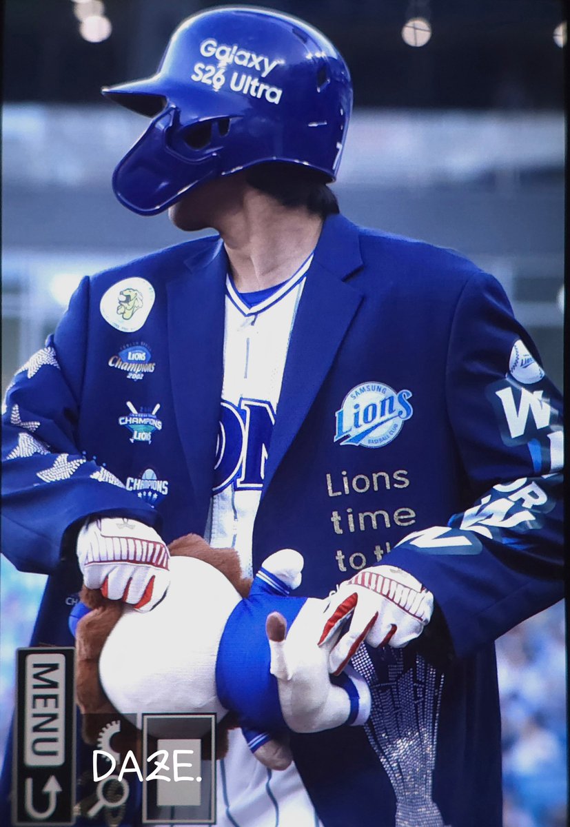 dazeslss7's tweet photo. 드디어 봤다 홈런 자켓 입은 이재현 https://t.co/MEfPZkZ08q