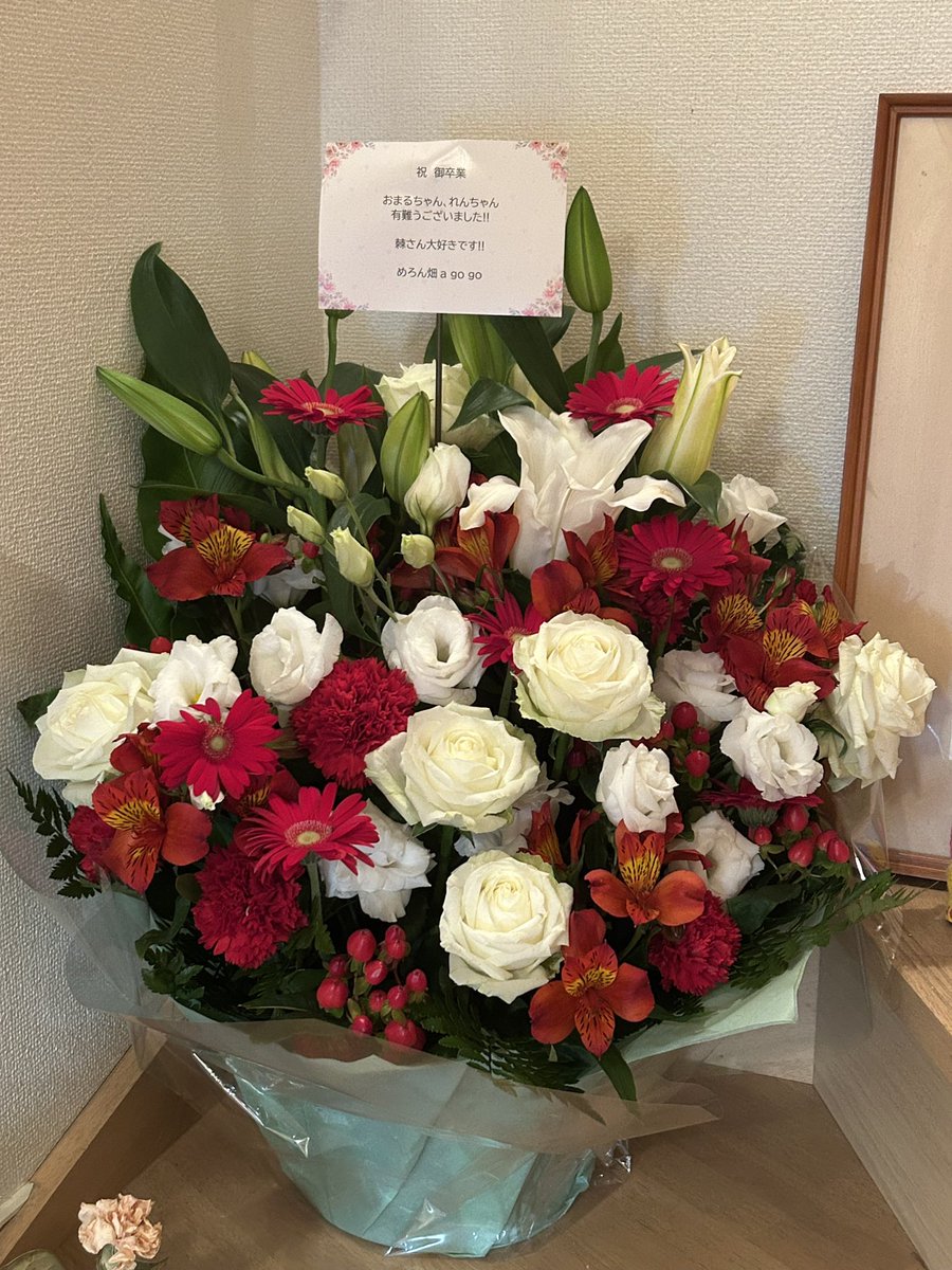 omaru_chi_'s tweet photo. めろんさん、素敵なお花をありがとうございました(ᐢ ܸ. .ܸ ᐢ)՞ ՞
責任をもって木村家にお持ち帰りさせて頂きました(๑˃̵ᴗ˂̵)و ﾖｼ!つぼみがいっぱいでまだまだ楽しめそうです、本当にありがとうございます ·͜· https://t.co/tDgTyVKVsL