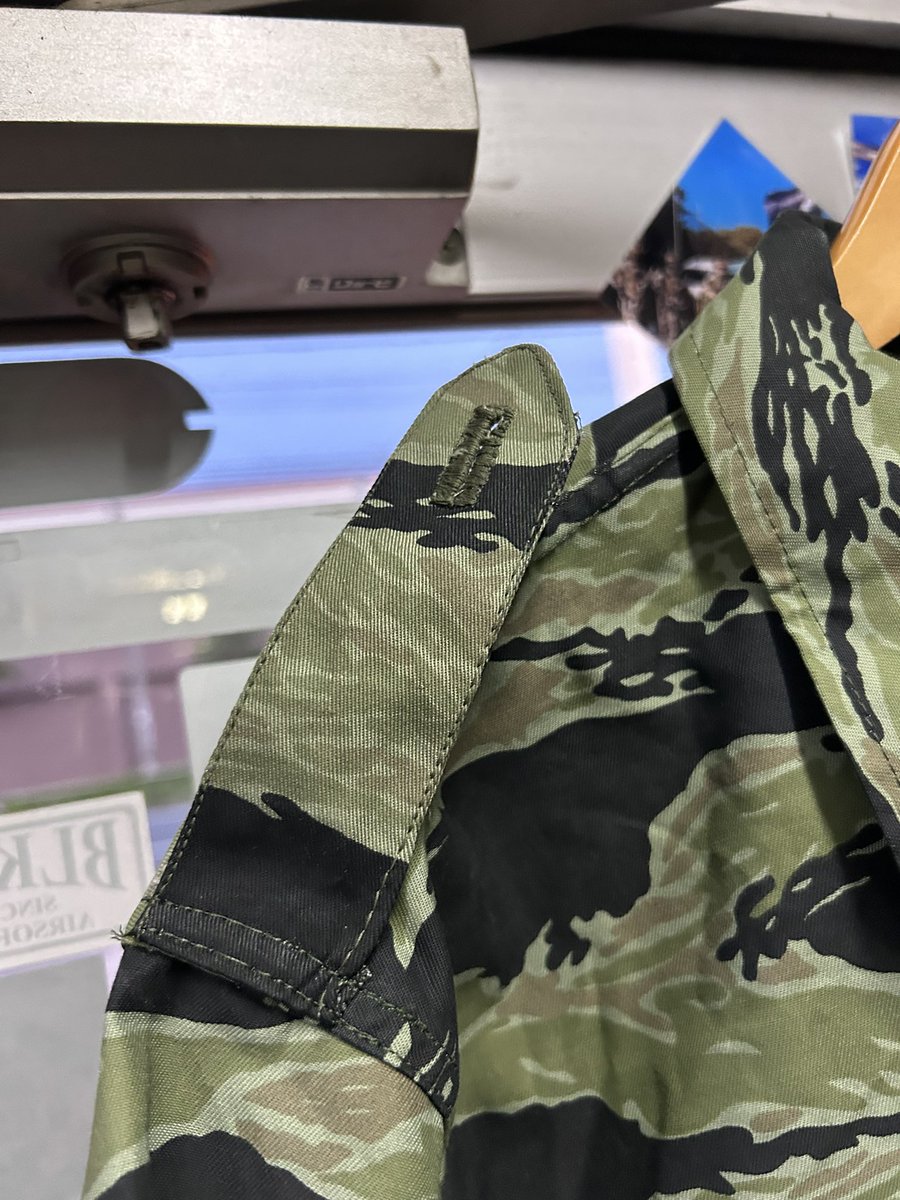 841Show's tweet photo. 6XLサイズだった
パンツをMサイズに作り直し
余った生地でエポレット制作
胸ポケットの
フラップも2つボタンから
1つボタンに作り直しました。
ボタンホールは初めて制作
手縫い
やった事もないし
やり方もわからなかったけど
やればできるもんだ!
あと少しで完成
#BaseEXCHANGE https://t.co/qGveFLDtUe